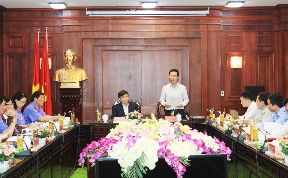 武文賞同志(中右)在會上發表講話。（圖源：銀河）