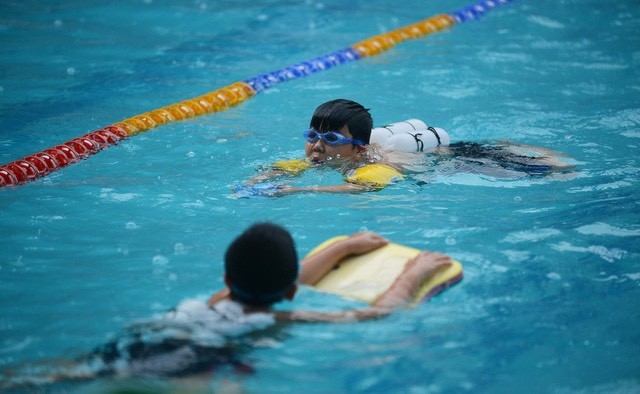 游泳有助孩子長高。