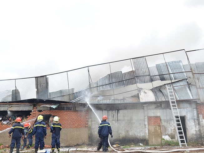 消防隊聞訊後趕抵現場奮勇滅火，同時控制火勢蔓延至附近區域。（圖源：H.Tâm）
