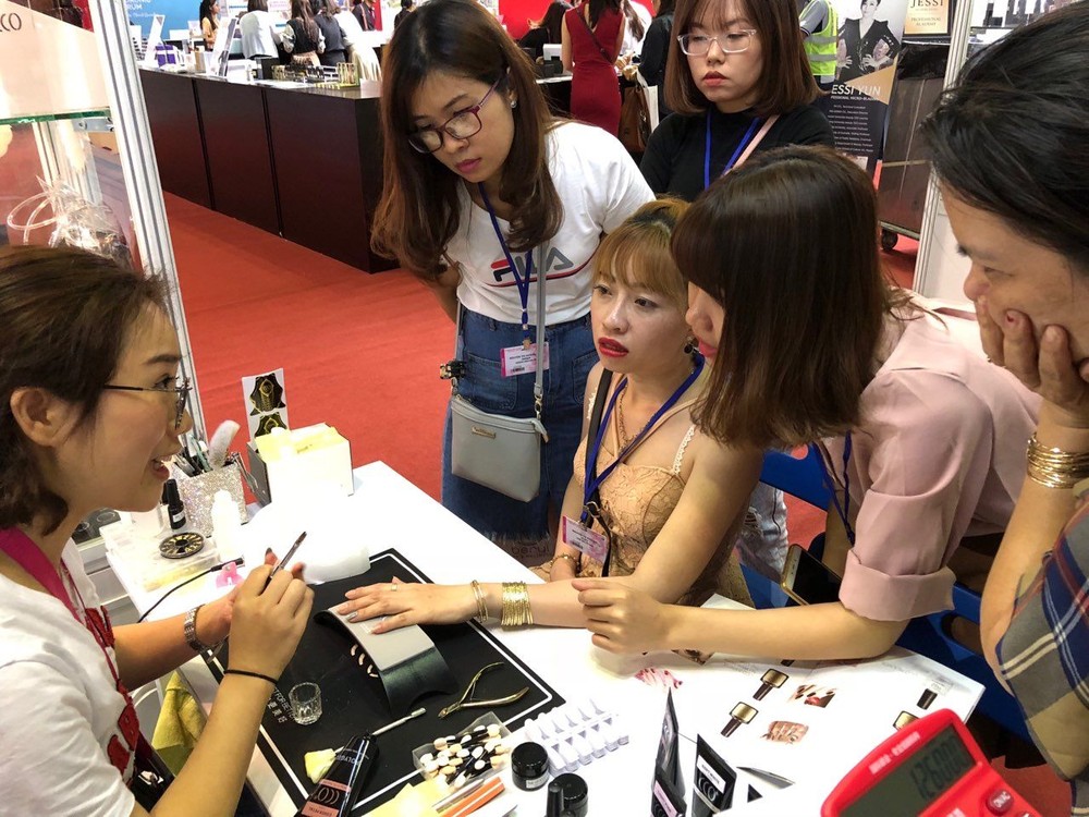 參展企業向消費者推介產品。