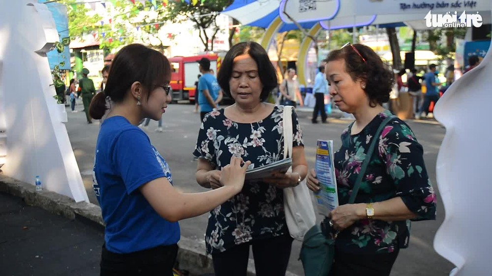 顧客在旅遊節上瞭解旅程資訊。