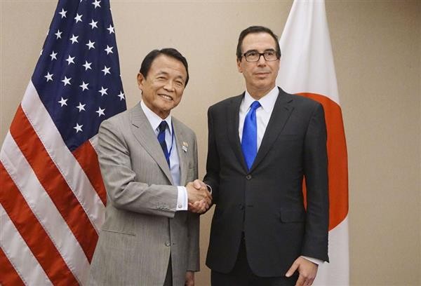 財政部長麻生太郎（20日）在華盛頓與美國財長姆努欽會談。（圖源：共同社）