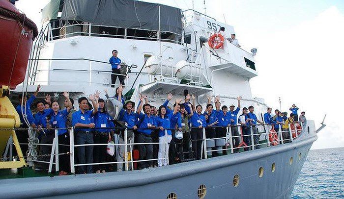 “年輕人為故鄉海洋與海島”行程團起航時向送行親友揮手告別。（圖源：春恩）