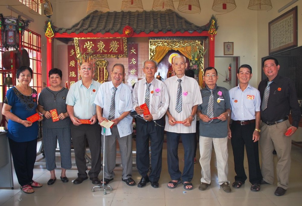 畢氏宗祠理事長畢景焯(右一)向長者贈送敬老利是。