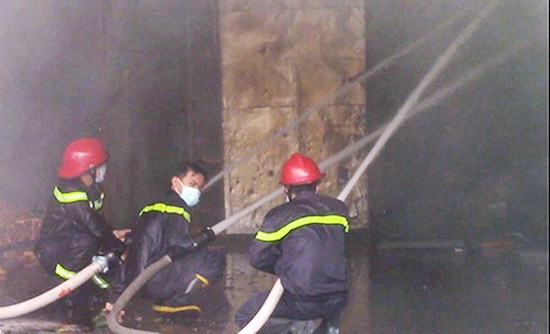 消防隊員奮勇滅火。（圖源：月潮）