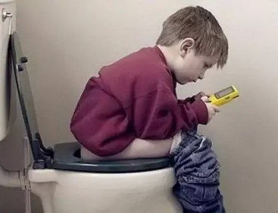 上廁所玩手機從頭傷到腳。（示意圖源：互聯網）