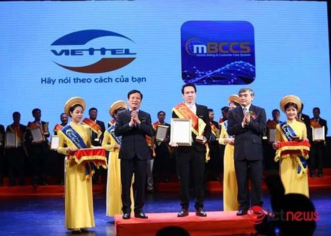 新聞與傳播部副部長阮明紅(前右一)向Viettel代表頒發2018年“奎宿”稱號並表示祝賀。