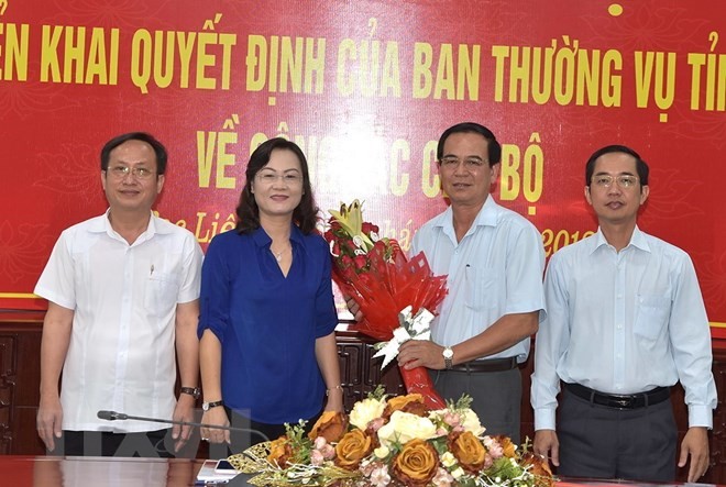 薄察省省委常務副書記黎氏愛南(左二)向黎清雄同志(右二)送鮮花表示祝賀。（圖源：黃史）