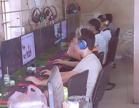 眾多學生在平盛郡第十七坊長沙街上某網店玩網遊（攝於本月十二日中午十二時）。