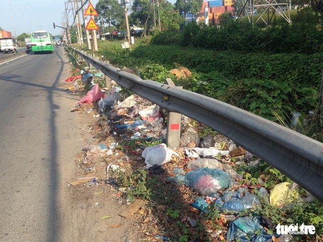 在守德郡鈴中坊沿著１號國道到與１２號路交界一段相當長的路段上，沿途路邊都堆滿垃圾。