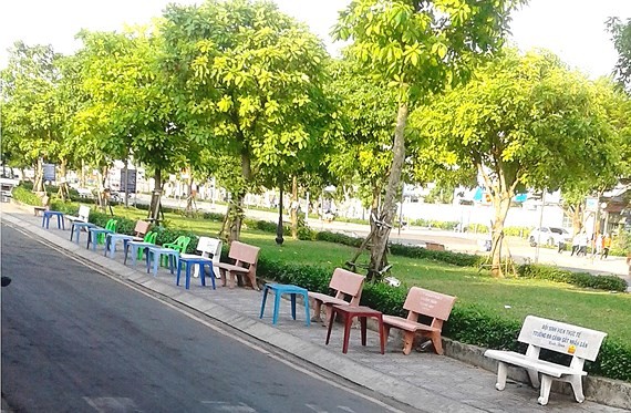 公園石凳被佔用。