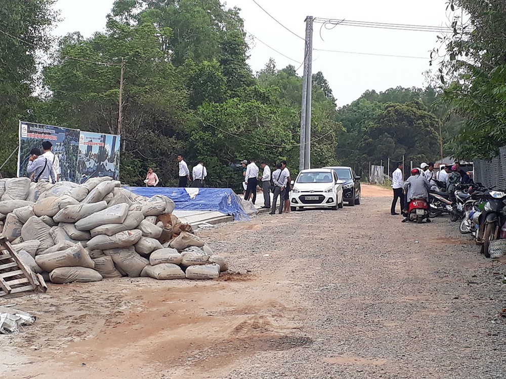 很多人蜂擁到富國島瞭解某項目。