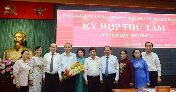 市領導與黎文科同志合影留念。（圖源：喬峰）