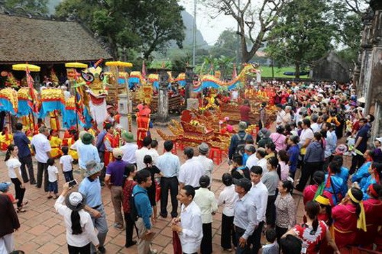 眾多遊客前來華閭縣長安鄉華閭古都歷史文化遺跡區參與大瞿越國建國 1050 週年紀念和華閭盛會。（圖源：寧德方）