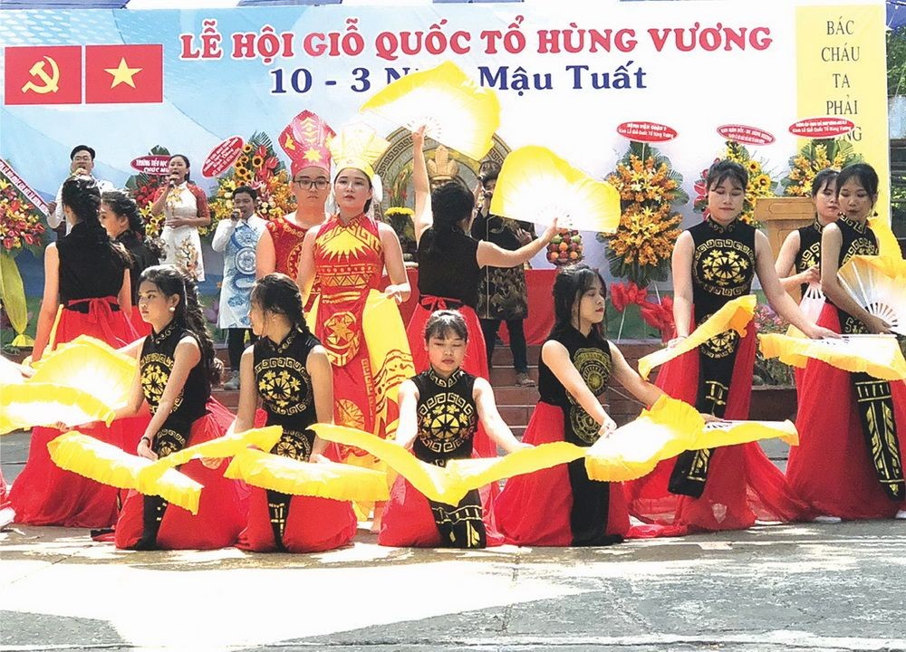 雄王高中學校學生重現雄王事跡。