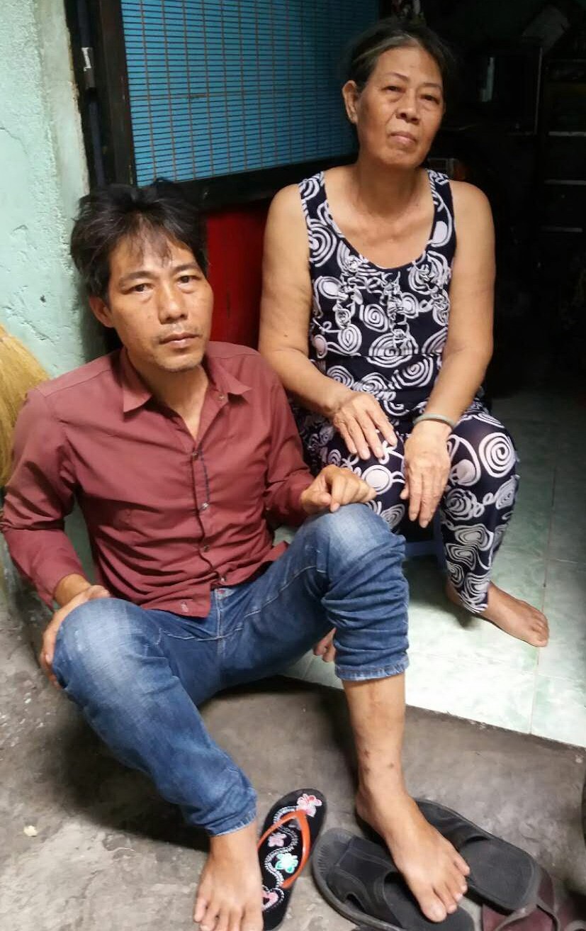 朱賴辜與兒子正等錢醫病。