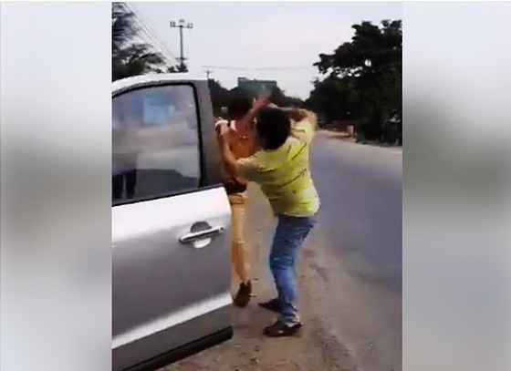 交警執行任務時遭毆打。（圖源：視頻截圖）