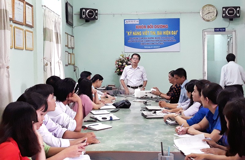 資深新聞工作者玉珍在課堂上指引在寫作與實際作業過程中的多種技能。（圖源：清桐）