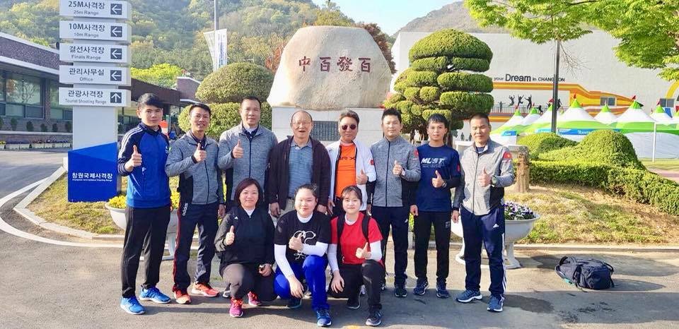 朴恒緒教練與越南射擊隊成員合影。