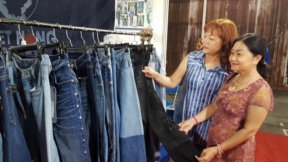 消費者參觀華人企業越鴻的牛仔布料。