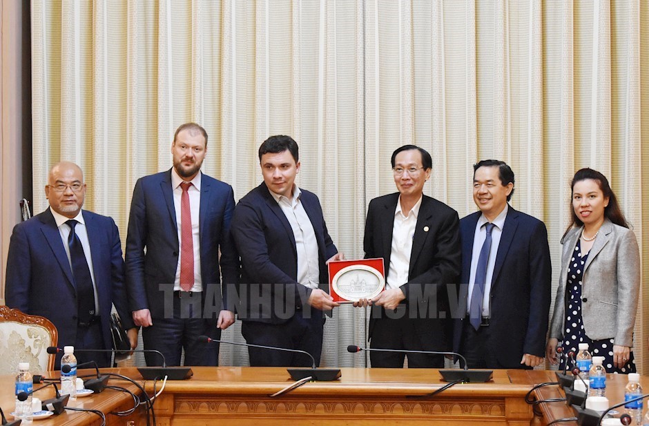 市人委會常務副主席黎清廉(右三)向烏克蘭基礎設施部副部長多夫甘贈送紀念品並合影留念。（圖源：市黨部新聞網）