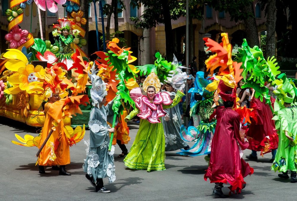 蓮潭公園節日表演遊行。