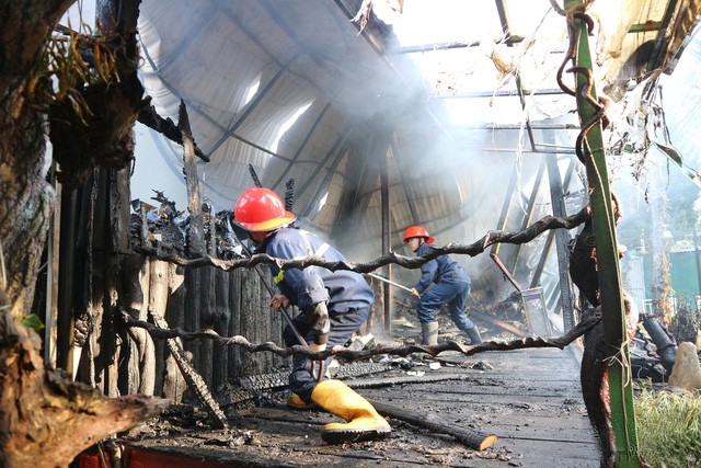 消防隊員在火警現場奮勇滅火。