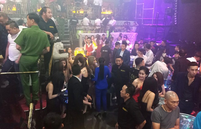 警方突擊檢查030X8酒吧時的現場一隅。（圖源：祥玲）