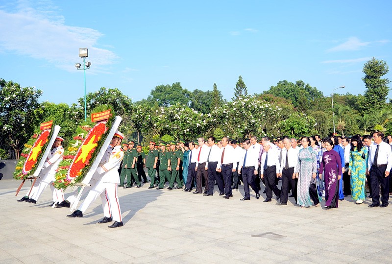 市領導代表團前往市烈士陵園晉謁英雄烈士。（圖源：龍湖）
