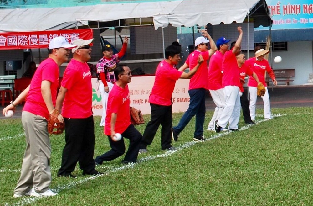 與會貴賓步入球場進行開球儀式。