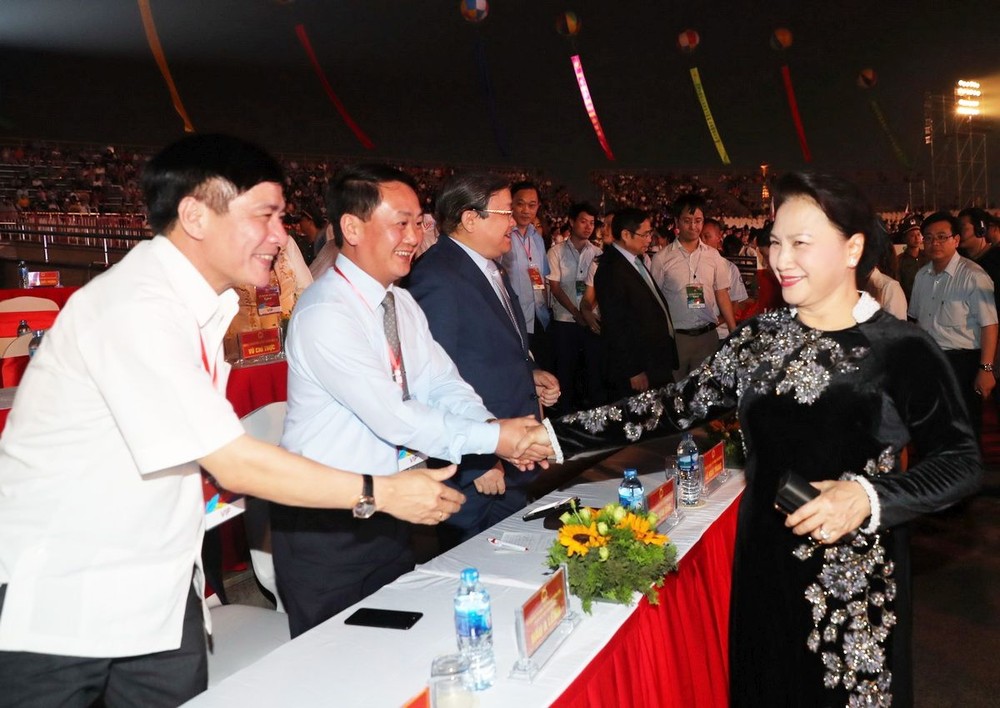 國會主席阮氏金銀親切問候各位代表。（圖源：仲德）