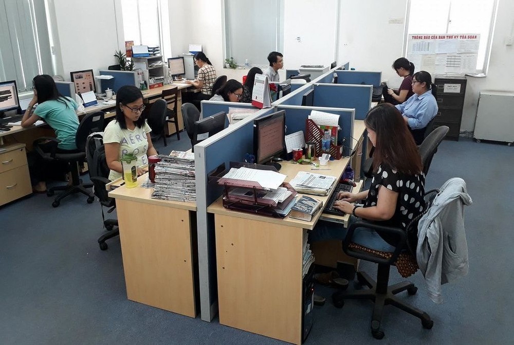 本報編譯員在寬敞的新社址工作。