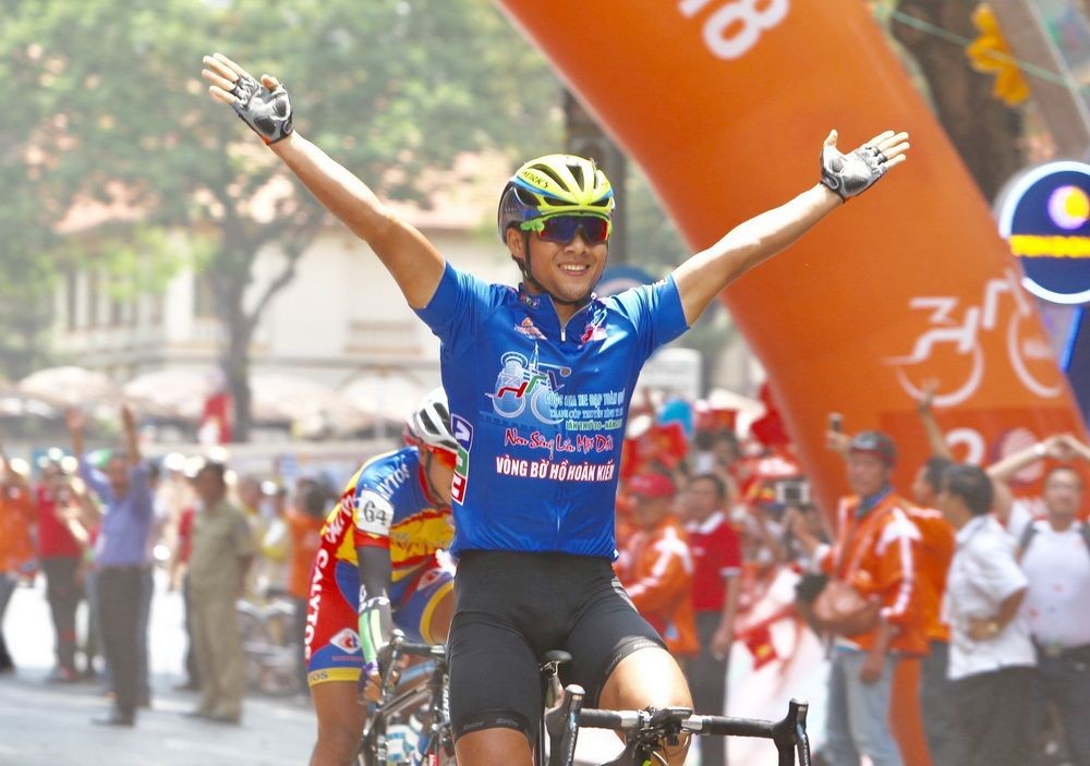 胡志明市-明江自行車隊選手黎月明最先抵達終點。（圖源：光日）