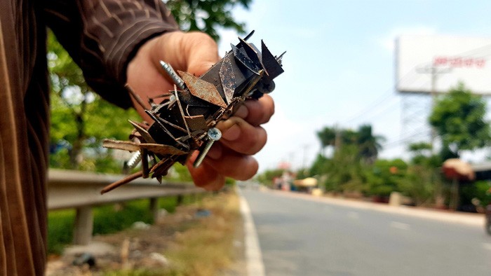某撿拾破舊男子使用磁鐵在１號國道上（第十二郡安富東坊平福１橋路段附近）吸到的許多菱形鐵釘。（圖源：玉凱）