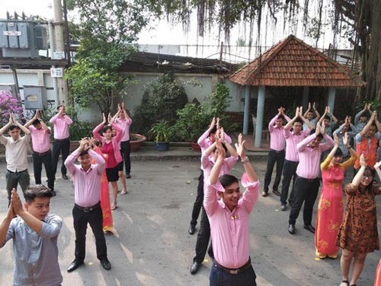 大勇機械貿易股份公司工人在工作前做體操。