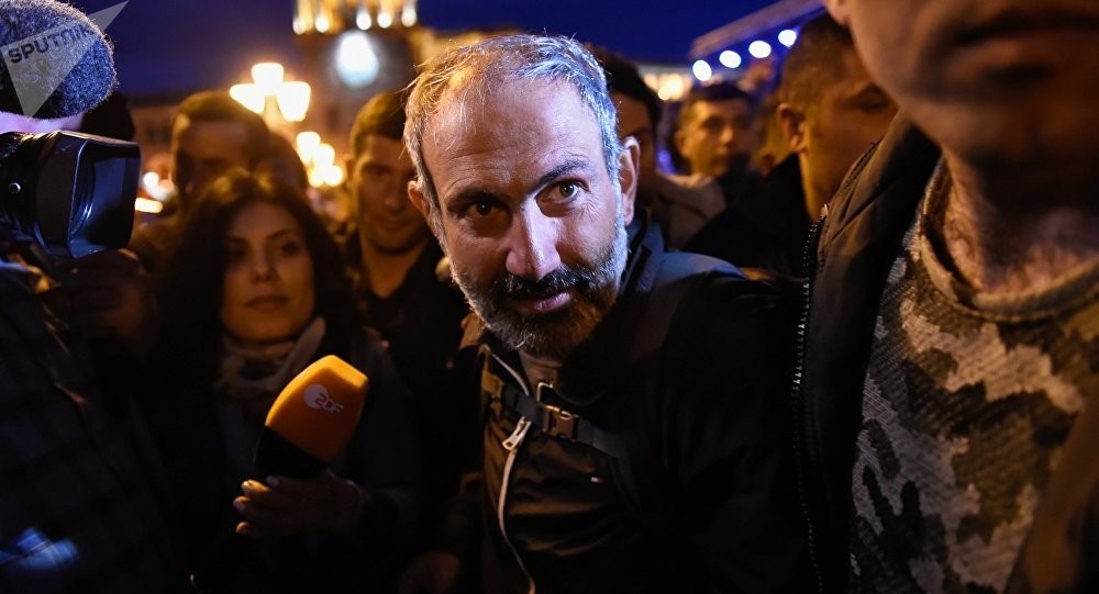 反對派領導人帕希尼揚與示威人群封鎖了進出市中心共和國廣場的通道。（圖源：Sputnik）