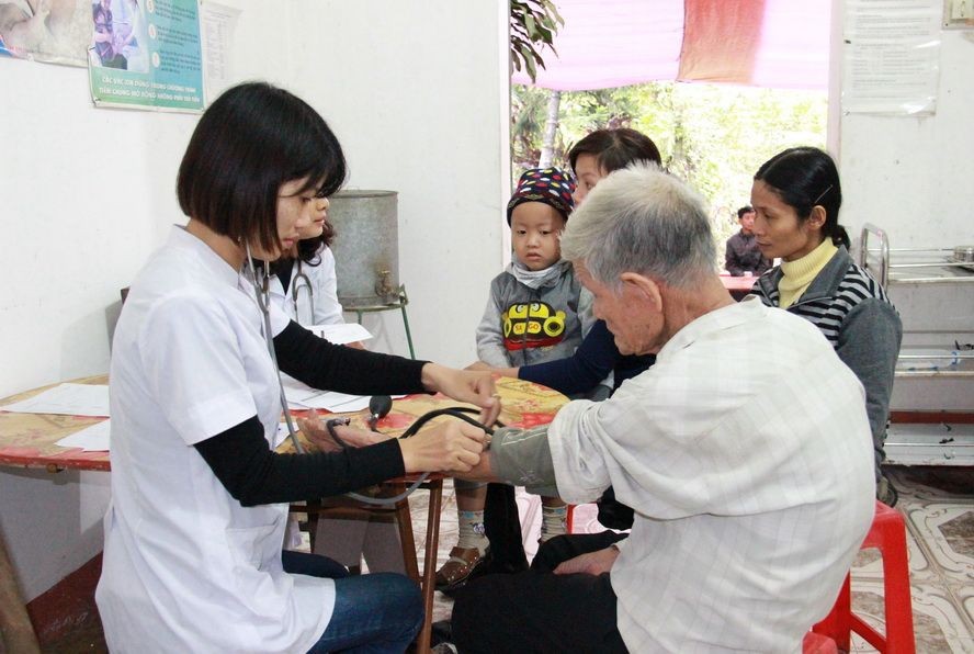 醫生為病人診病。