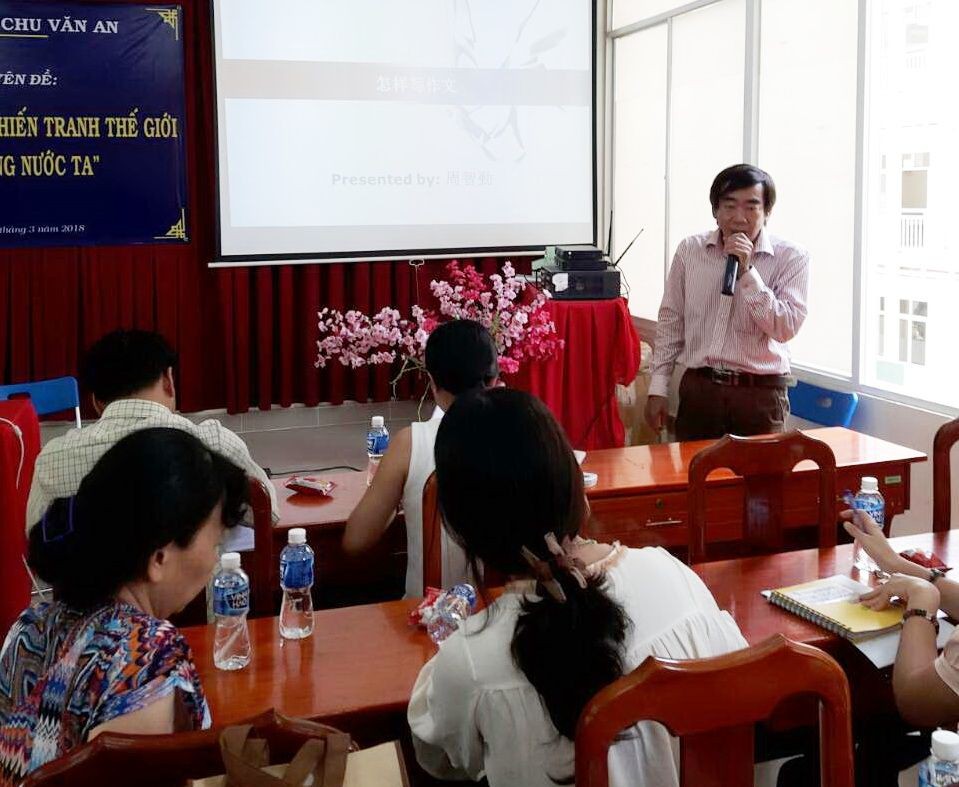 周智勤老師正分享教學生寫作方法。