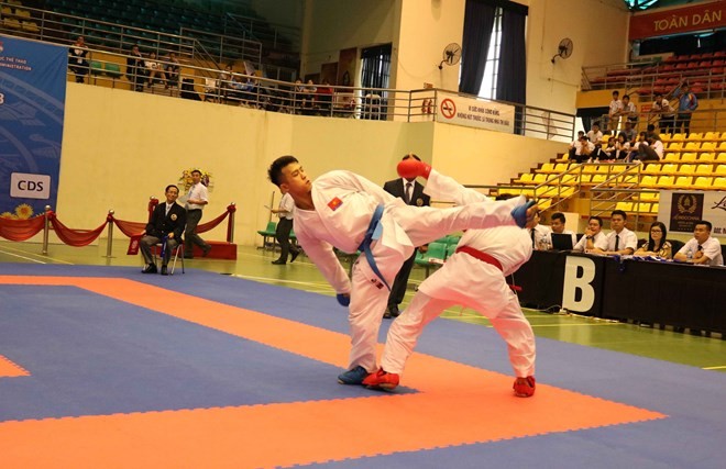 運動員們比賽一瞥。