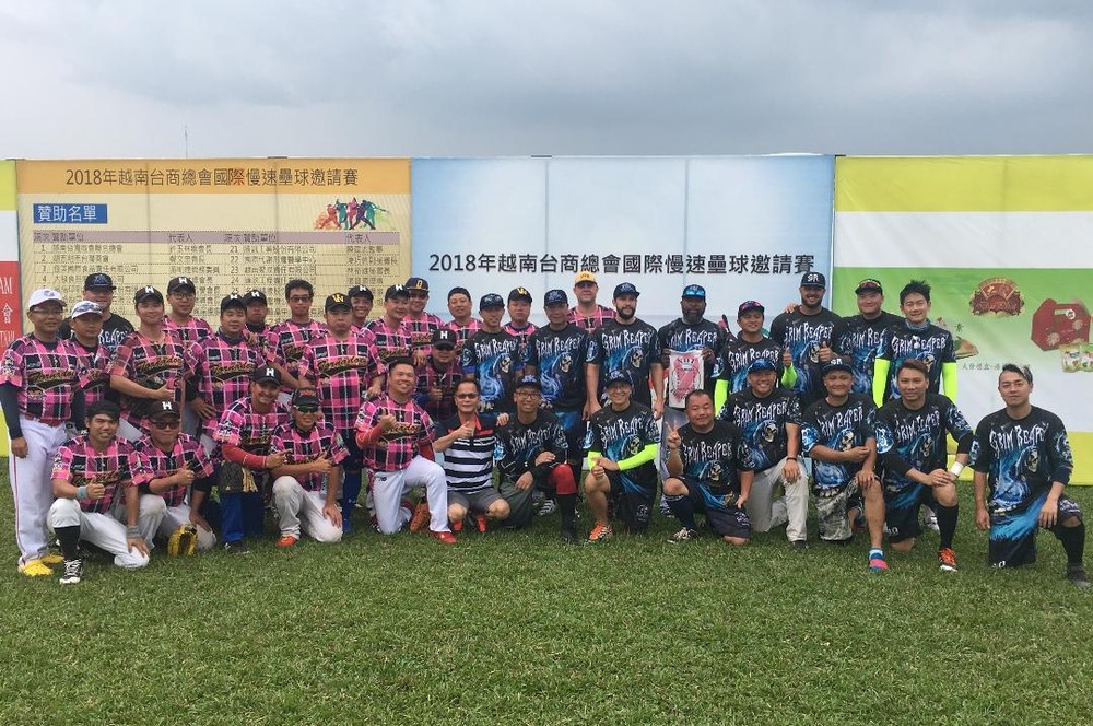 本市台灣商會會長鄭文忠（前排左六）與新加坡死神隊和胡志明市龍捲風隊合照。