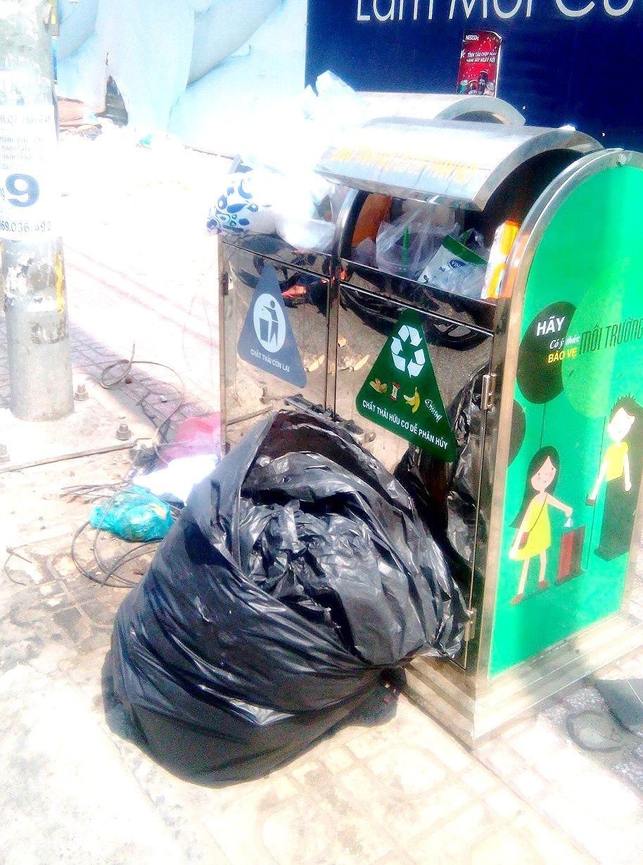 民眾還沒養成把垃圾分類的習慣，甚至還隨意丟棄垃圾。