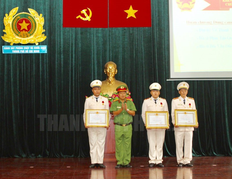 市消防警察廳代表向3名平新郡消防警察戰士轉授“勇敢勳章”。（圖源：市黨部新聞網）