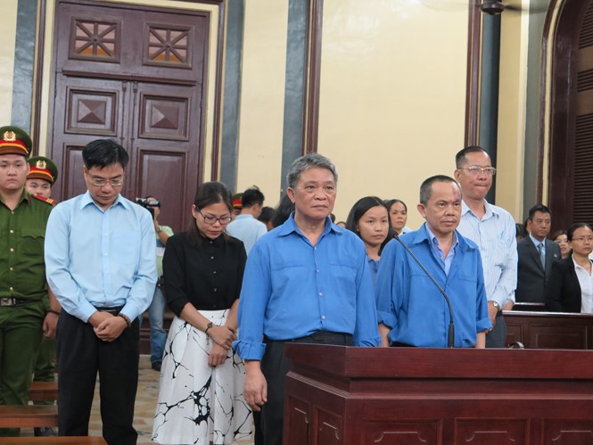 涉案被告人站立聽候法官宣讀判決書。（圖源：潘商）