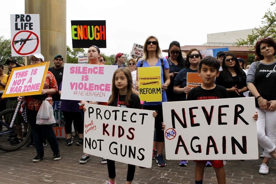 在美國休斯頓民眾手舉標語參加集會。（圖源：新華網）