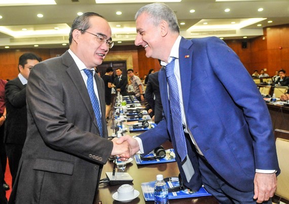 市委書記阮善仁與外企代表握手並交談。（圖源：高昇）