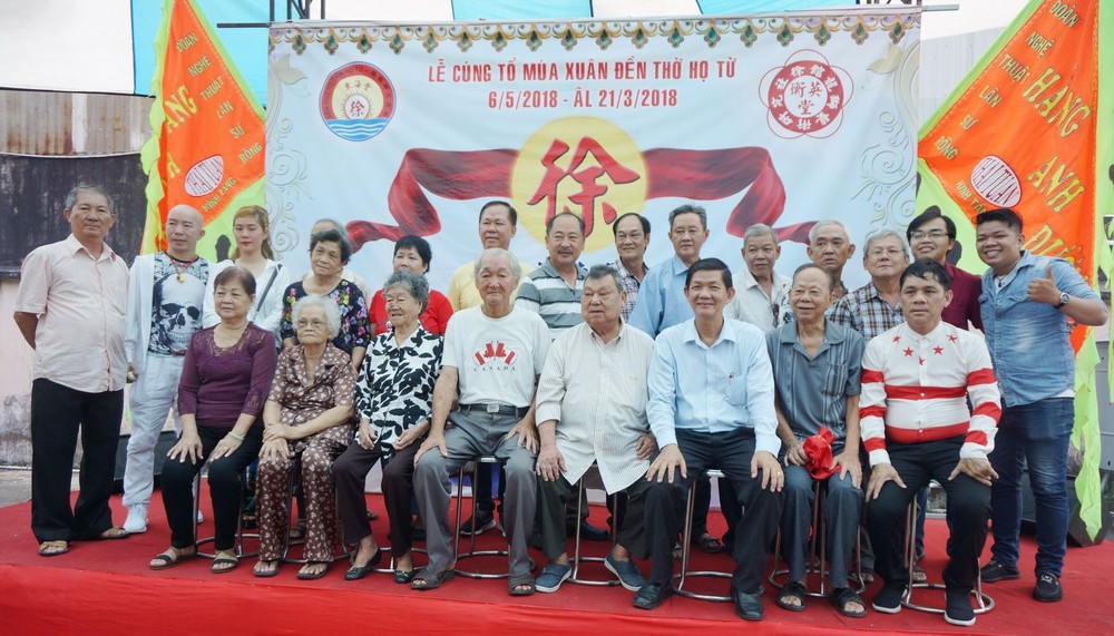 徐氏宗祠理事會與長者祭祖後合照。