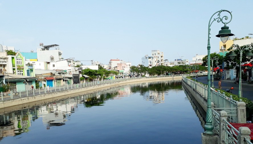 沿著新化河涌兩旁已有不少高樓拔地而起。