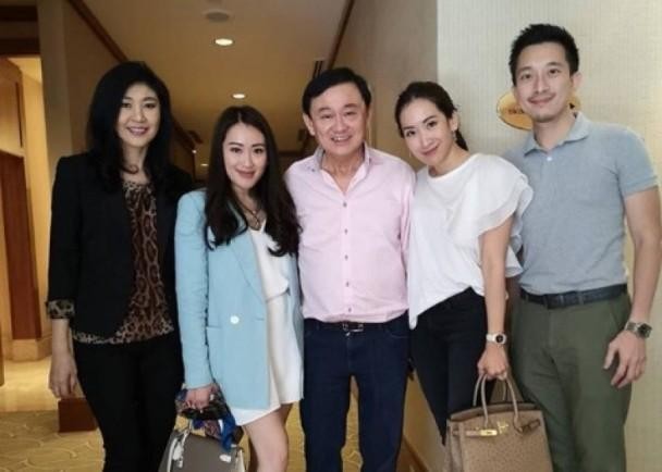 泰國前總理塔信發佈一家人合照。（圖源：互聯網）