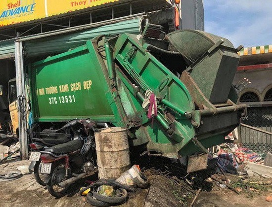 該起交通事故現場，垃圾車失控闖進民宅致3人受傷。（圖源：義壇）