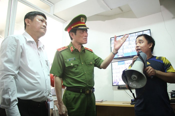 段越孟少將與市人委會副主席黃革命同佳越高級公寓的消防管理員談及有關該公寓的消防工作。（圖源：黎潘）